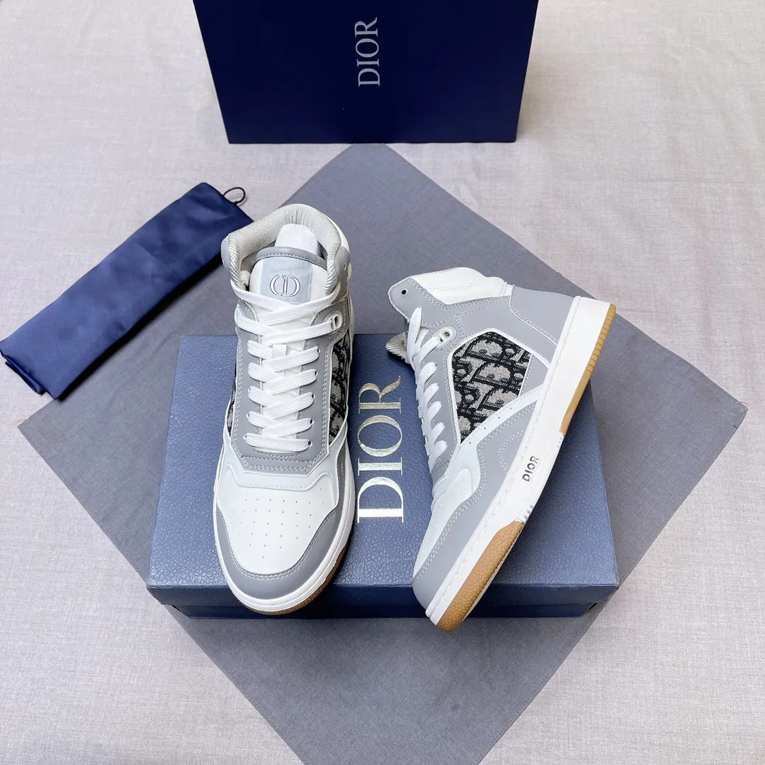 p440 "Dio*" mid-top B27 casual sneakers. This B27 high-top sneaker is a new product in the series and continues Di*r's classic style. Crafted from gray and white smooth calf leather with beige and black Oblique print panels on the sides. The "CD Icon" shaped shoelace eyelets are clever and delicate, and the two-color rubber sole, rear collar and heel are all equipped with the brand's iconic details to enhance the style. Oblique printed straps at the ankle allow for an adjustable fit to complement the overall design. Fashionable and versatile, it can complement any look. Create an exquisite design with unique dynamic vitality and modern atmosphere, presented in low-top and high-top styles. This new must-have shoe adds a new dimension to Dior's archive heritage, embodying modern elegance. Purchase the original version and make it 1:1. If you need top quality, please come to me! Male 38-44! No. 067